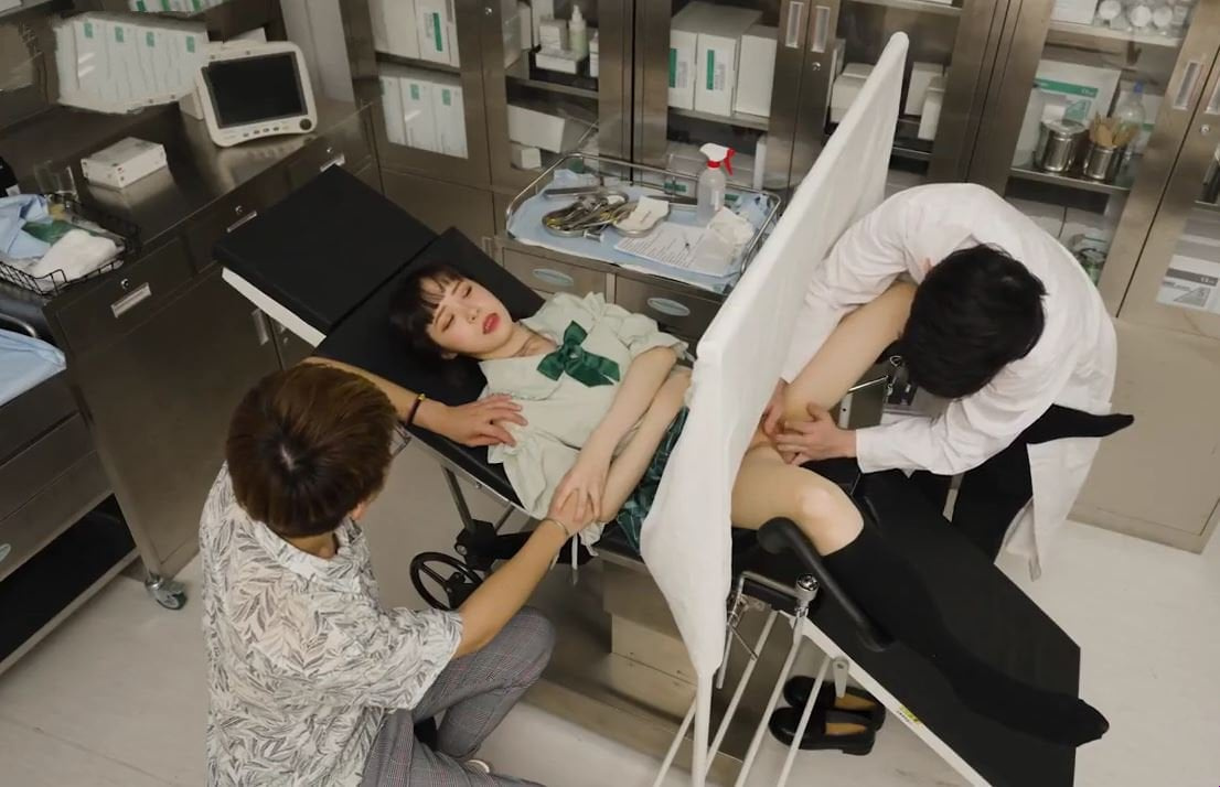 丈夫帶妻子去做婦科檢查，遭遇變態男醫生